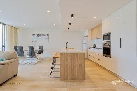 RIVERFRONT BREEZE @ The Cosmopolitan Unit10307 - Accommodation Gladstone 0