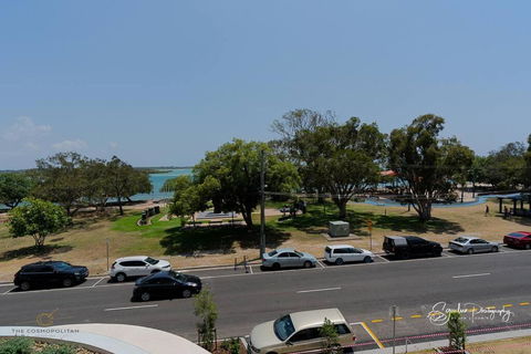 RIVERFRONT BREEZE @ The Cosmopolitan Unit10307 - Accommodation Gladstone 2