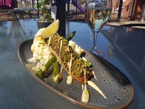 Riverina Hotel - Accommodation Gladstone 2