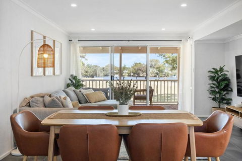 Riverside Bliss - Luxe Retreat In South Yunderup - Pet Friendly - Accommodation Gladstone 0