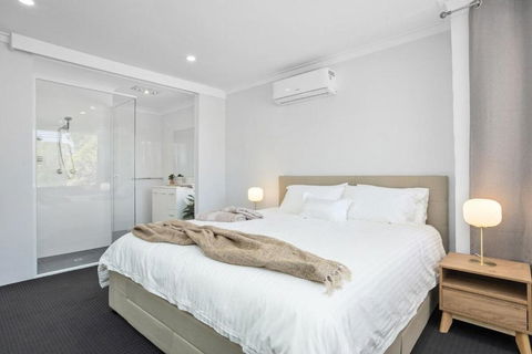 Riverside Bliss - Luxe Retreat In South Yunderup - Pet Friendly - Accommodation Gladstone 1