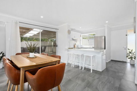 Riverside Bliss - Luxe Retreat In South Yunderup - Pet Friendly - Accommodation Gladstone 2