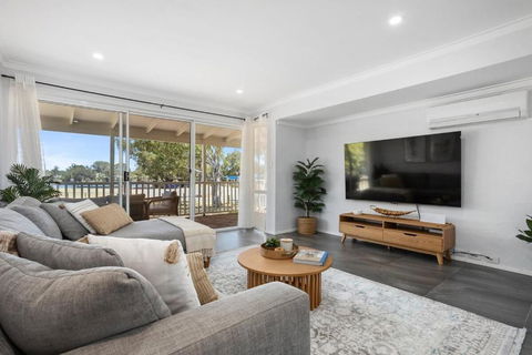 Riverside Bliss - Luxe Retreat In South Yunderup - Pet Friendly - Accommodation Gladstone 3