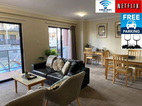RIVERSIDE CITY VIEW PARKING NETFLIX WIFI WINE FREE - Accommodation Gladstone 0
