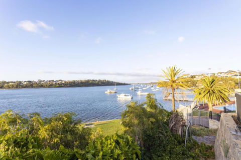 Riverside Luxury Residence - EXECUTIVE ESCAPES - Accommodation Gladstone 0