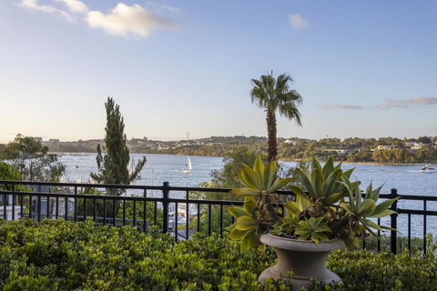 Riverside Luxury Residence - EXECUTIVE ESCAPES - Accommodation Gladstone 1