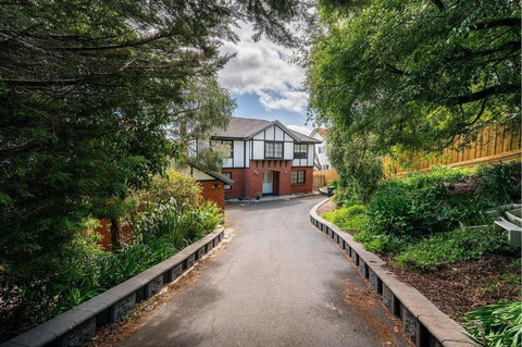 Riveting House With Incredible Water-view At SandyBay - Accommodation Gladstone 0