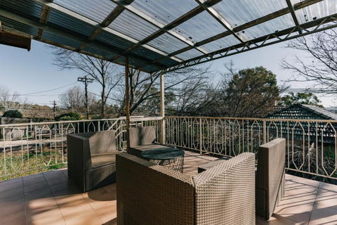 Restful Canberra Retreat In Spacious Terrace Home - Accommodation Gladstone 2
