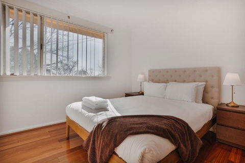 Restful Canberra Retreat In Spacious Terrace Home - Accommodation Gladstone 3