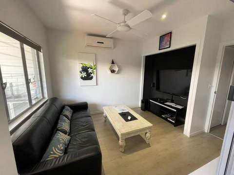 Relax At Trinity Beach Getaway, Blue Lagoon, Trinity Beach - Accommodation Gladstone 2