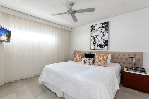 Rose At Temple Palm Cove - A Poolside Paradise - Accommodation Gladstone 3