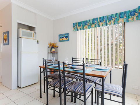 Sailfish, 4,46 Magnus Street- Unit With Water Views And Close To Town - Accommodation Gladstone 2