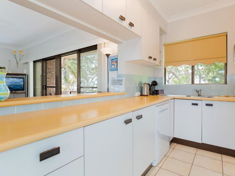 Sailfish, 4,46 Magnus Street- Unit With Water Views And Close To Town - Accommodation Gladstone 3