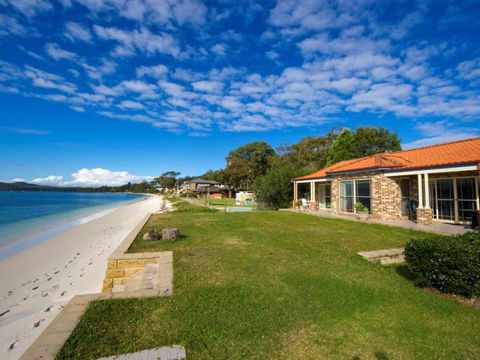 Salamander Beach Front - Accommodation Gladstone 0