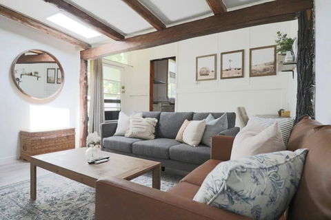 Rustic Chic 200 Metres From CBD - Accommodation Gladstone 0