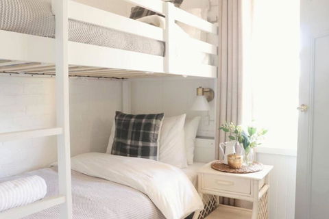 Rustic Chic 200 Metres From CBD - Accommodation Gladstone 1