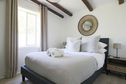 Rustic Chic 200 Metres From CBD - Accommodation Gladstone 3