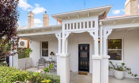 Roseland Cottage - CBD Heritage - Accommodation Gladstone 0