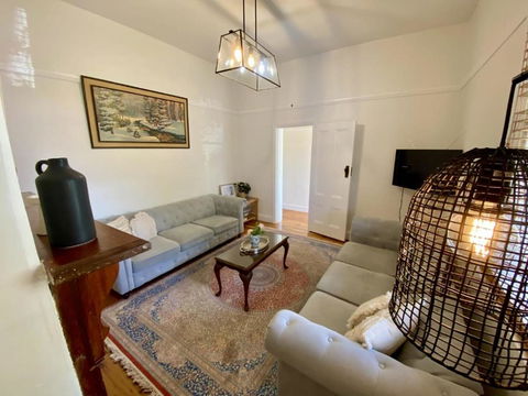 Roseland Cottage - CBD Heritage - Accommodation Gladstone 2