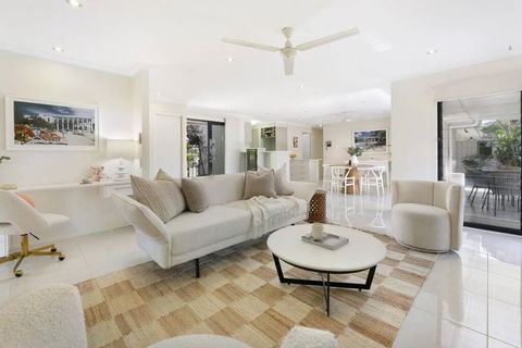 Riviera Road Miami - 4BRM Dual Villa - Accommodation Gladstone 0