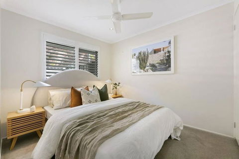 Riviera Road Miami - 4BRM Dual Villa - Accommodation Gladstone 1
