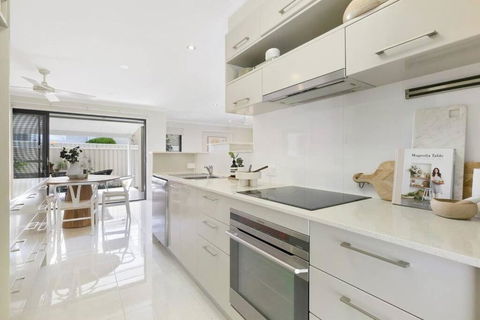 Riviera Road Miami - 4BRM Dual Villa - Accommodation Gladstone 2