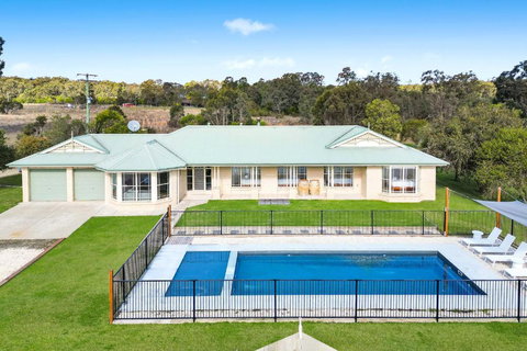 Roads End With Games Barn Ponies Alfresco Dining - Accommodation Gladstone 0