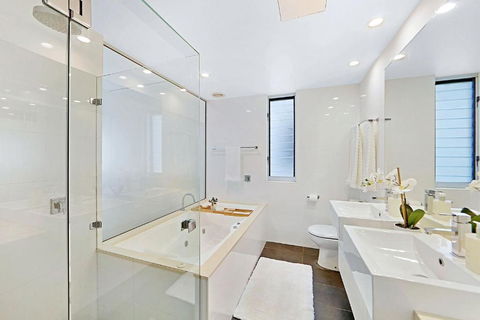 Rockpool No 4 Beachfront Unit - Accommodation Gladstone 3