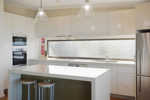 Rolling Waves 3 - Beach Access & Pet Friendly! - Accommodation Gladstone 3
