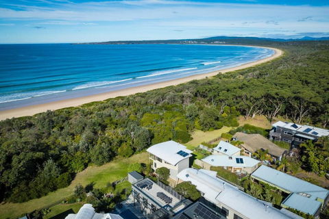 Rolling Waves 3 - Beach Access & Pet Friendly! - Accommodation Gladstone 0