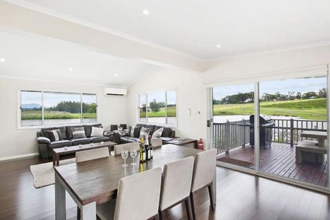 Romantic Lakehouse Set In A Private Vineyard In The Hunter Valley - Accommodation Gladstone 2