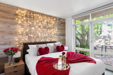 Romantic Retreat With Garden - Accommodation Gladstone 0