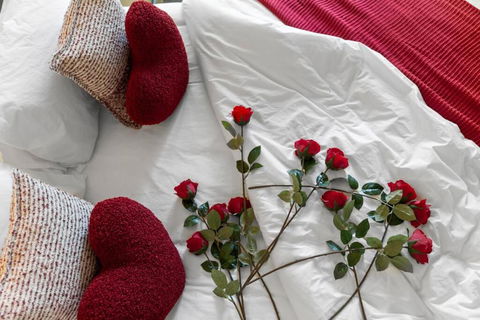 Romantic Retreat With Garden - Accommodation Gladstone 3
