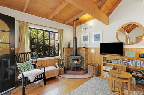 Romantic Tricklebeck Spa Cottage - Accommodation Gladstone 1