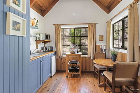 Romantic Tricklebeck Spa Cottage - Accommodation Gladstone 3