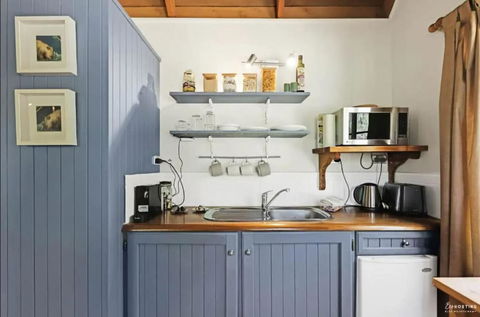 Romantic Tricklebeck Spa Cottage - Accommodation Gladstone 2