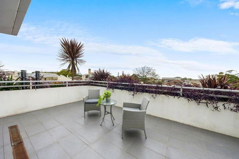 Rooftop 2 Bed Apt With Terrace At Newtown - Accommodation Gladstone 3