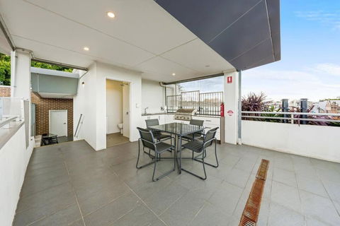 Rooftop 2 Bed Apt With Terrace At Newtown - Accommodation Gladstone 2