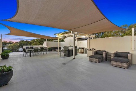 Rooftop Island Sunsets - Accommodation Gladstone 0