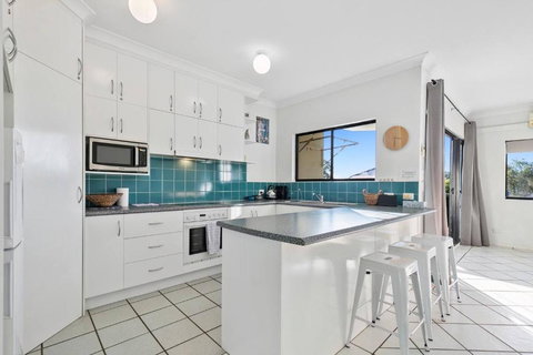 Rooftop Island Sunsets - Accommodation Gladstone 1