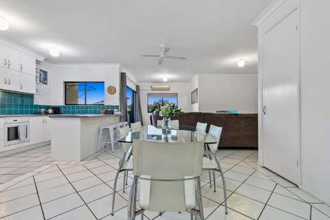 Rooftop Island Sunsets - Accommodation Gladstone 3