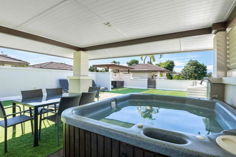 Rooftop Tranquility At Stunning Temple Resort - Accommodation Gladstone 0