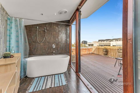 Rooftop Warehouse In Fitzroy - Accommodation Gladstone 1