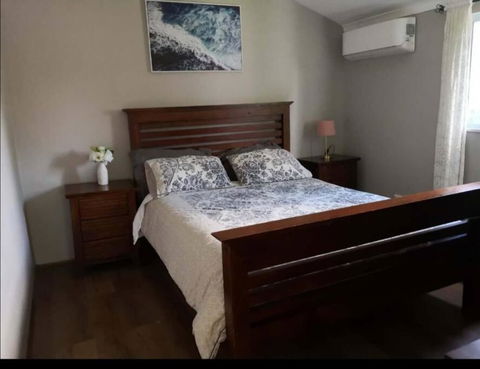 Roomy Rosegarden Flat In Roselands - Accommodation Gladstone 0