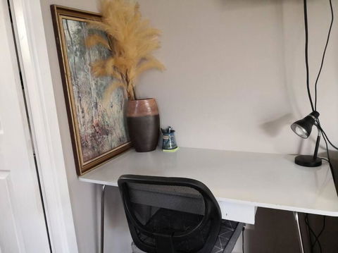 Roomy Rosegarden Flat In Roselands - Accommodation Gladstone 1