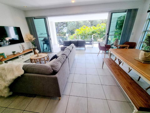 Rosalynda- Luxury Beachfront 3 BR Townhouse - Accommodation Gladstone 3