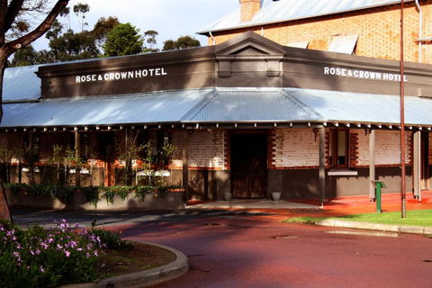 Rose & Crown Hotel - Accommodation Gladstone 0