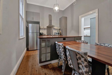 Rose Cottage - Stroll To CBD, Leafy Setting - Accommodation Gladstone 1