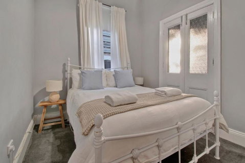 Rose Cottage - Stroll To CBD, Leafy Setting - Accommodation Gladstone 2
