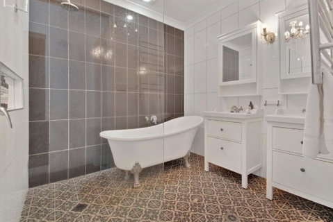 Rose Cottage - Stroll To CBD, Leafy Setting - Accommodation Gladstone 3